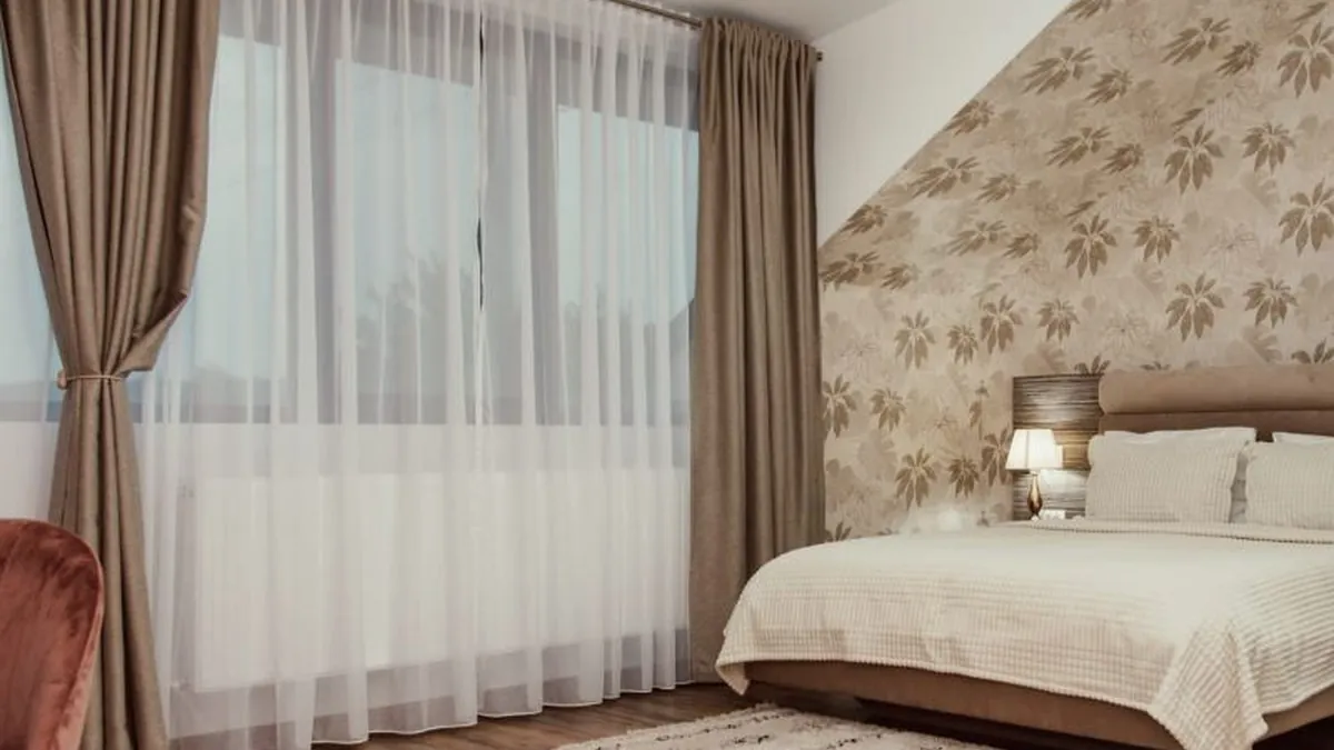 Cameră mare cu pat matrimonial la Poiana Verde Garden House, cazare în Câmpina
