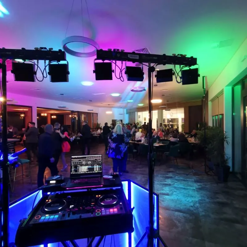 Pupitru DJ cu lumini colorate la o aniversare în sala de evenimente Poiana Verde