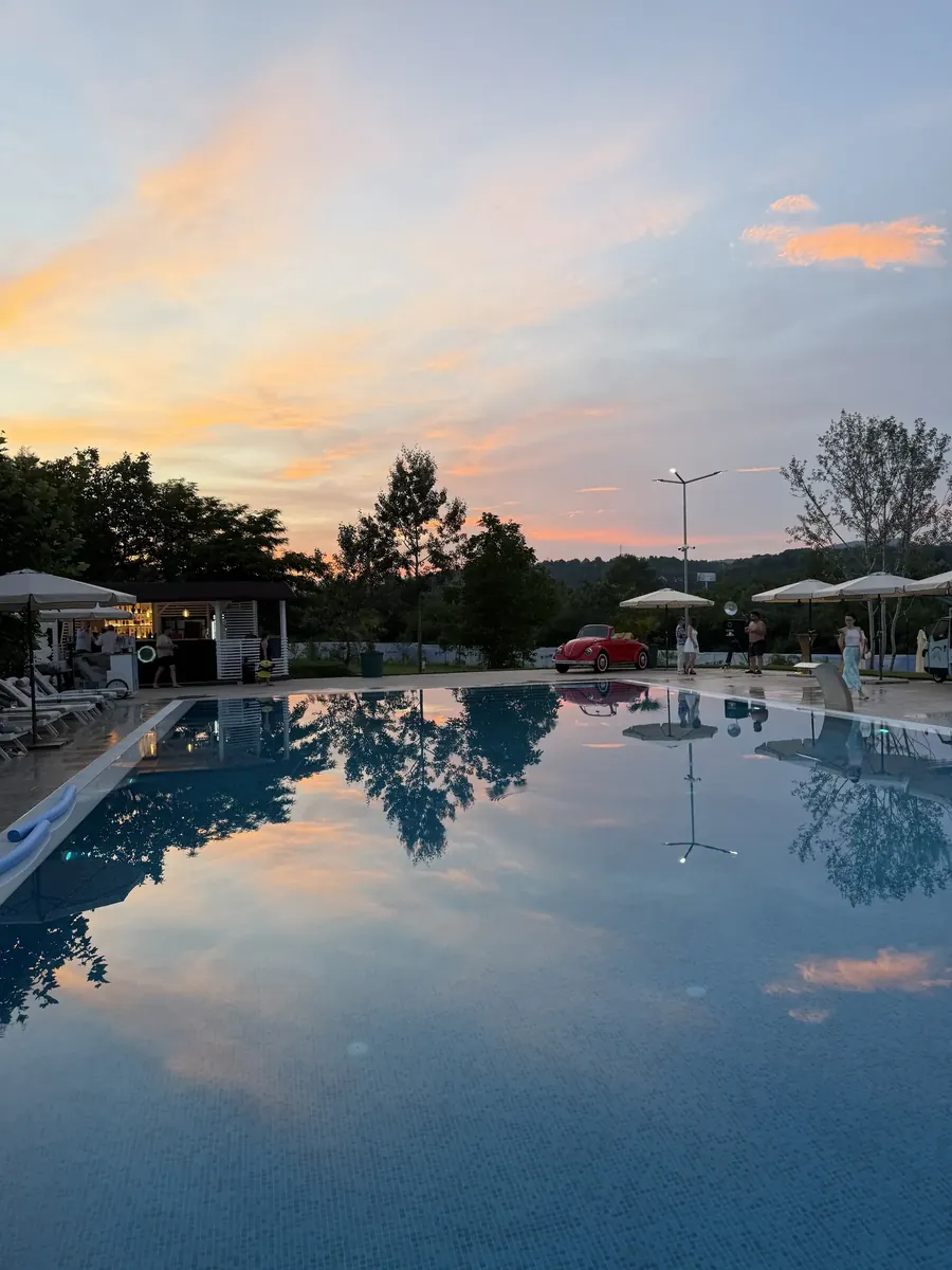 Piscina Tema Pool la apus, cu reflexii în apă, Poiana Verde