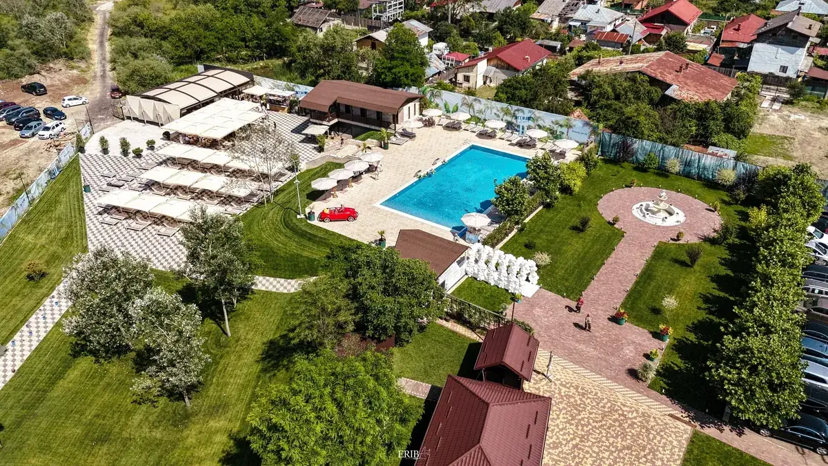Domeniul Poiana Verde văzut din dronă, cu piscina, grădina și dealurile de pe Valea Prahovei