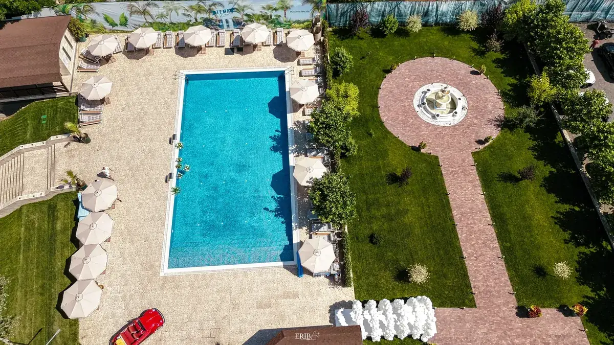 Vedere din dronă asupra piscinei și grădinii Poiana Verde din Poiana Câmpina