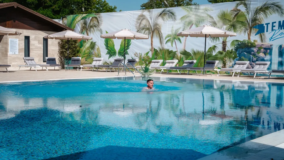 Piscina Tema Pool cu peretele pictat cu palmieri, Poiana Câmpina