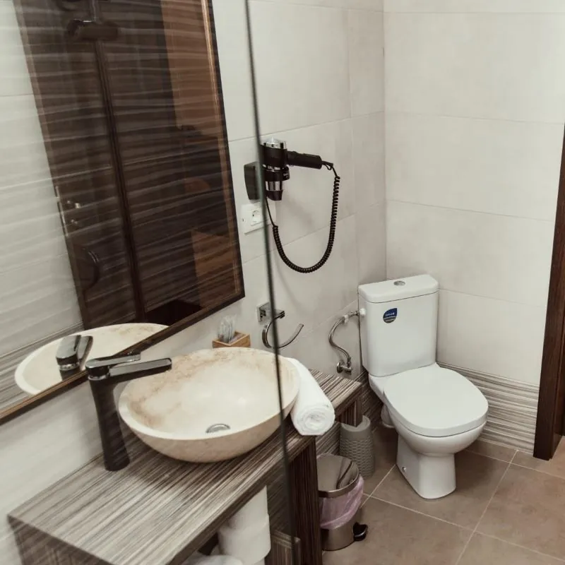 Decor cu materiale naturale, cameră Poiana Câmpina