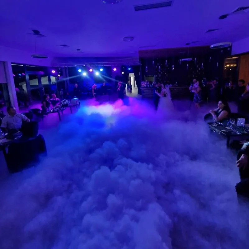 Atmosferă de eveniment cu lumini calde, Poiana Verde
