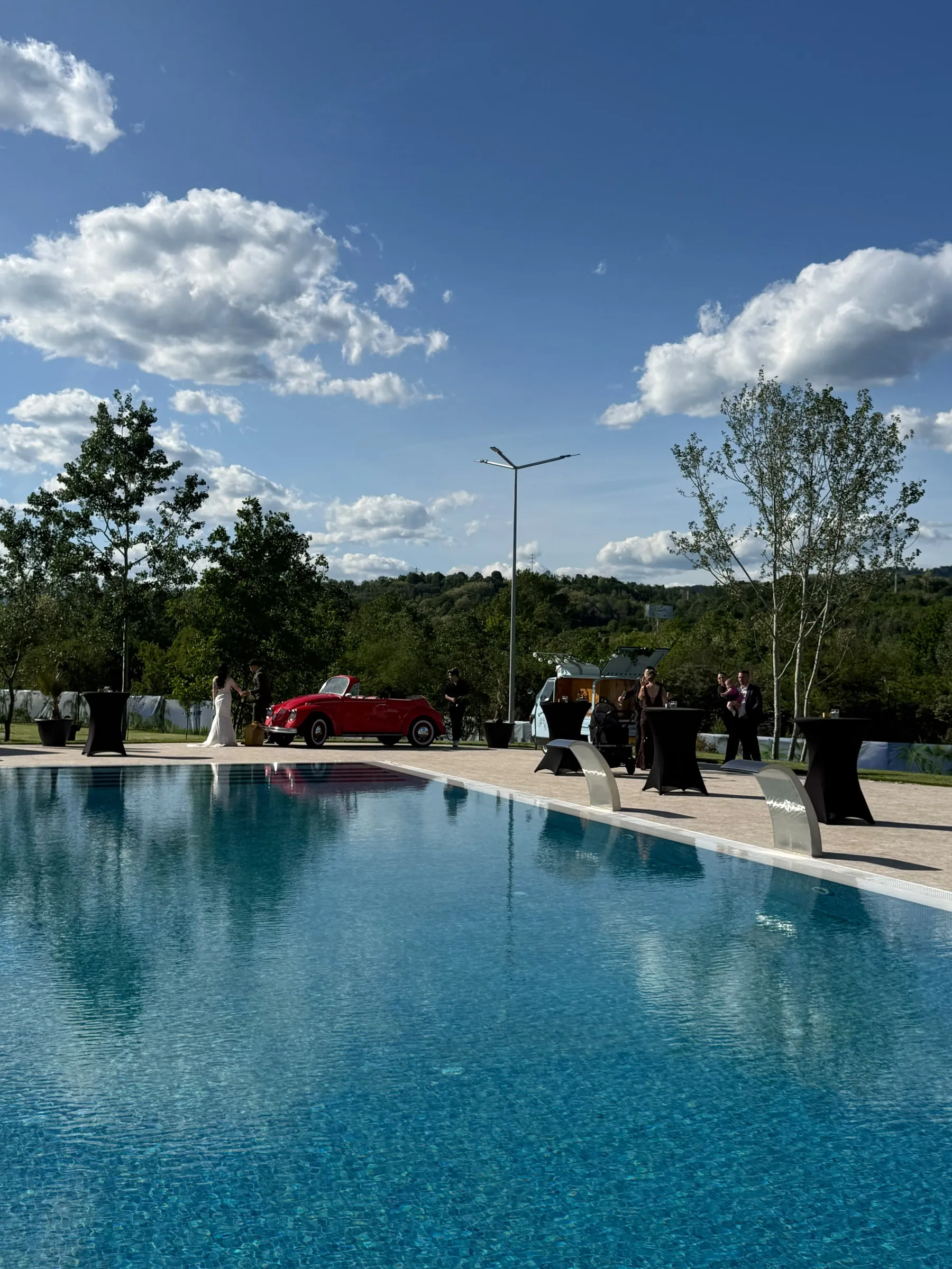 Piscina mare exterioară sub cer senin, Tema Pool Poiana Verde