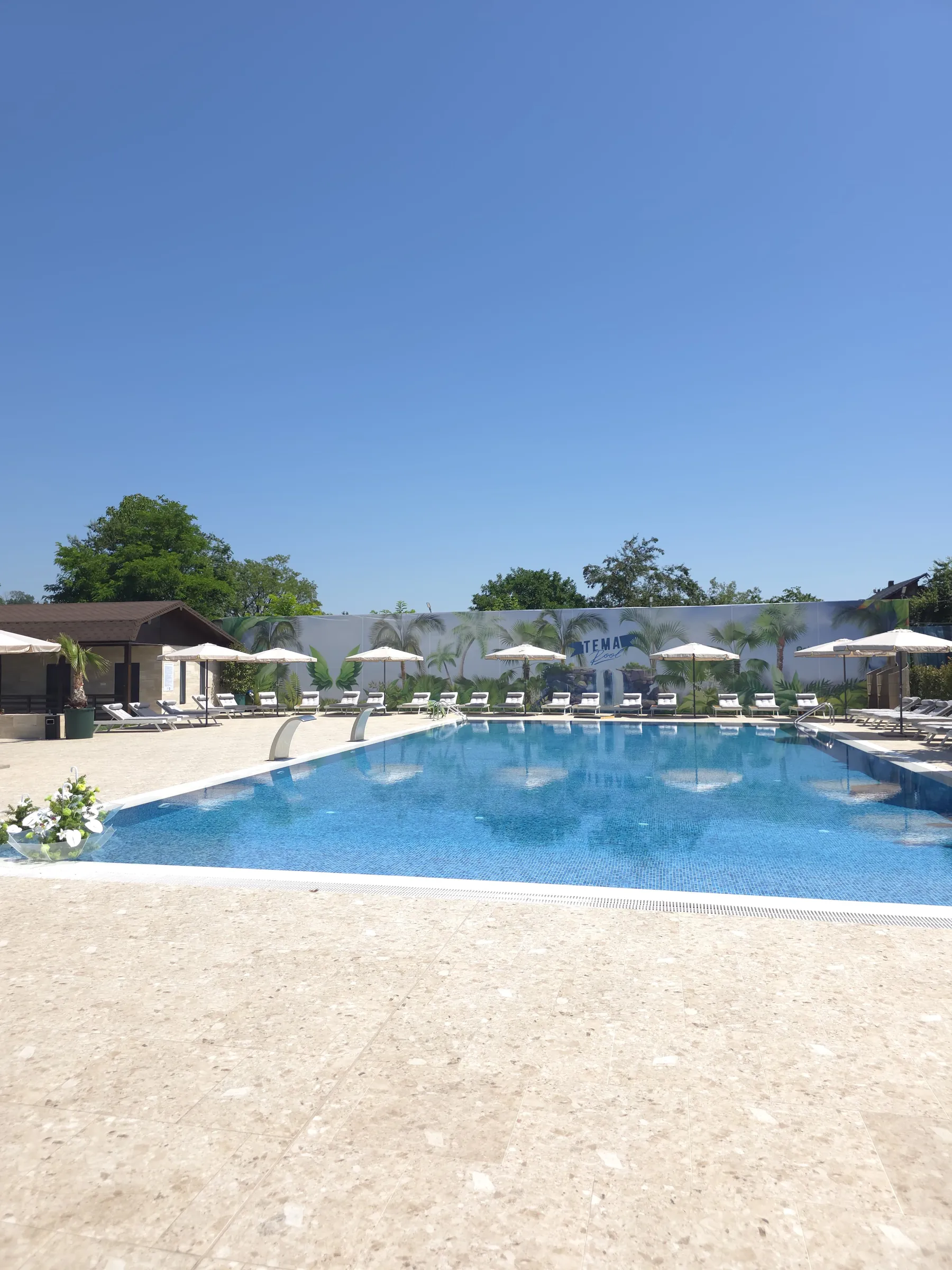 Piscina cu șezlonguri și dealuri în fundal, Poiana Verde Garden House
