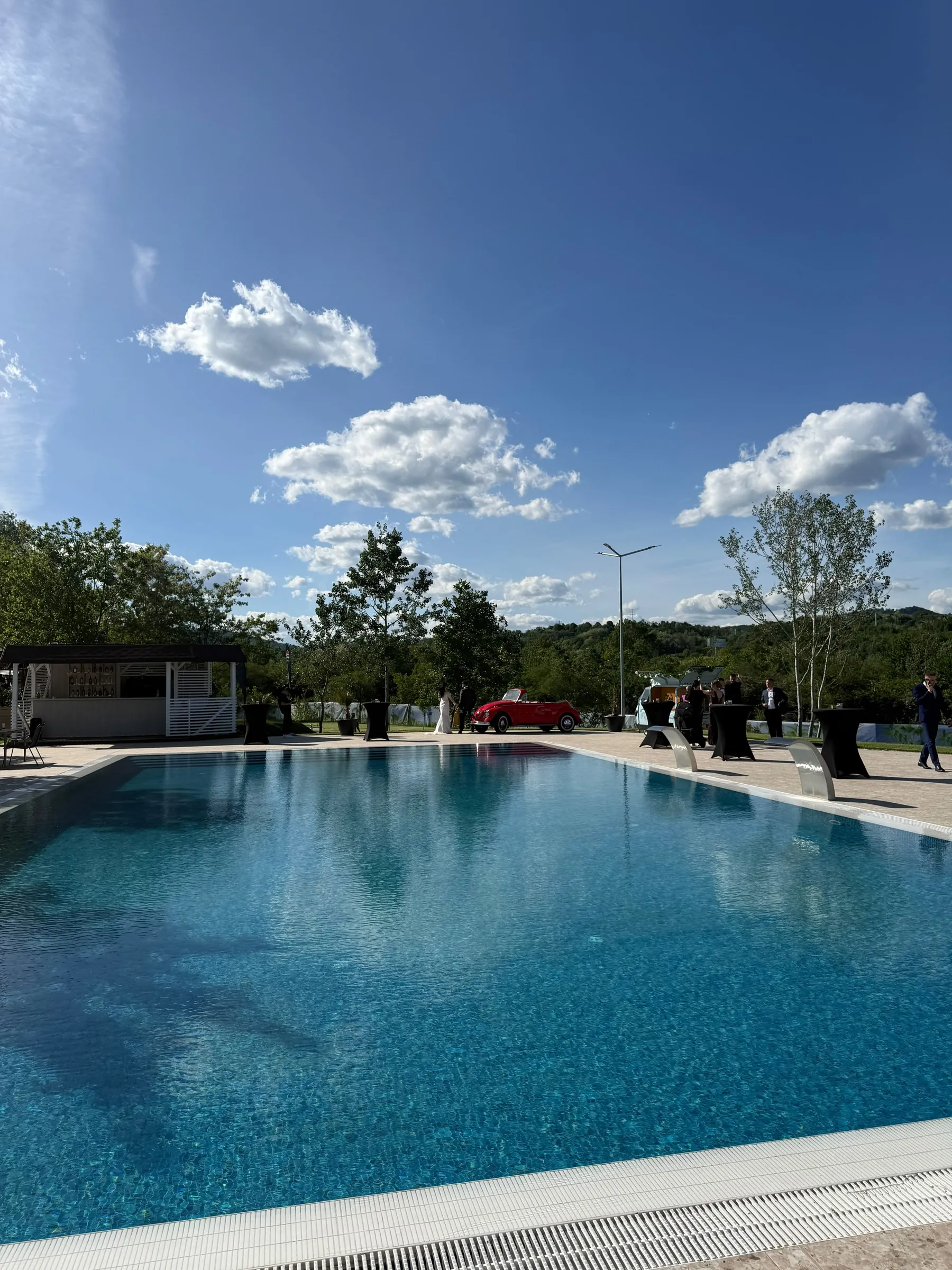 Piscina generoasă cu apă turcoaz sub cer cu nori, Tema Pool Poiana Verde