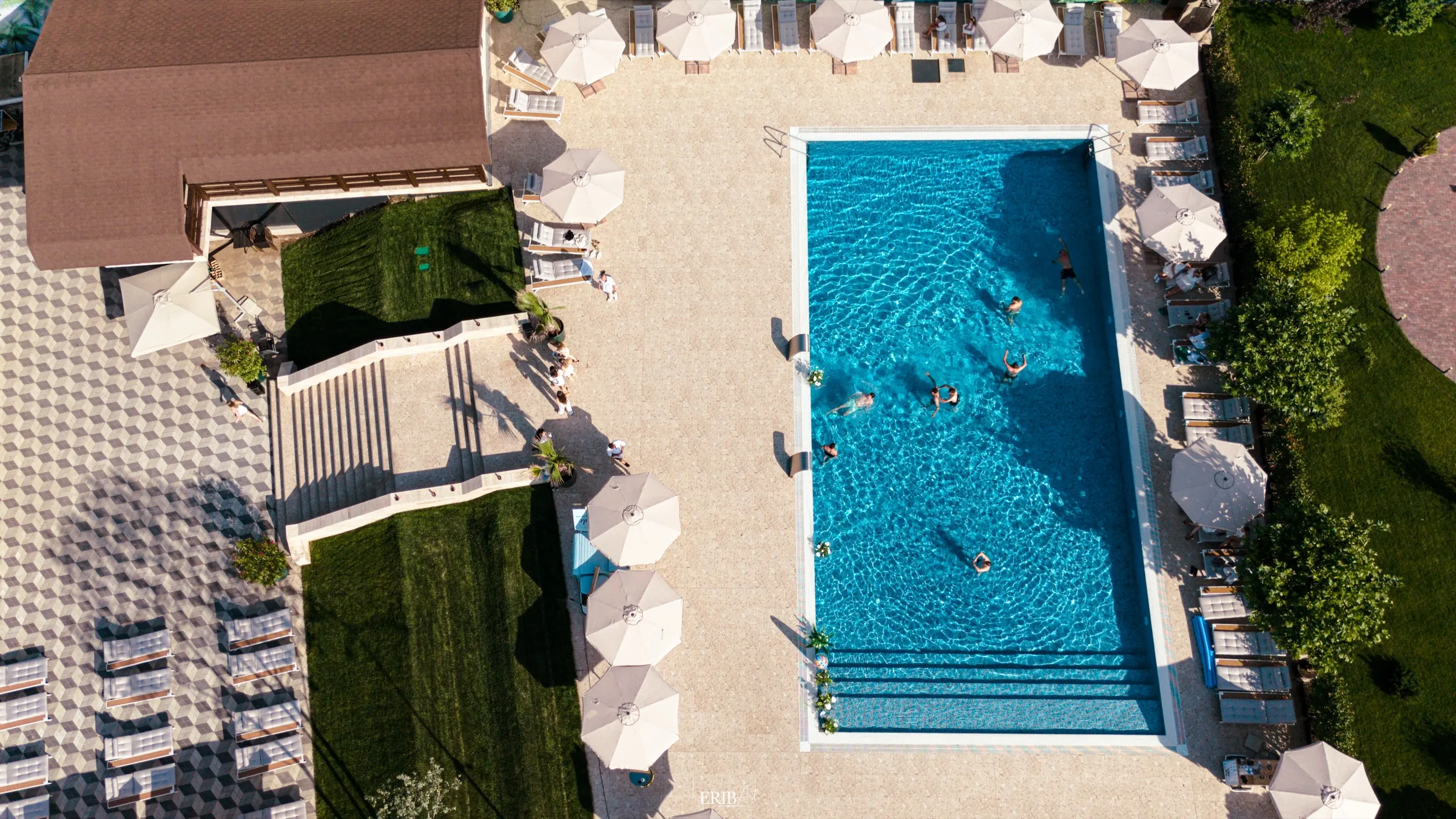 Panoramă aeriană a piscinei exterioare Tema Pool și a deckului, Poiana Verde Garden House